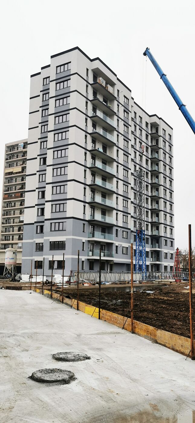 Bloc cu fațadă albă